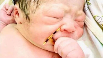 Фото - Акушеров удивил и позабавил младенец с необычным предметом в руках
