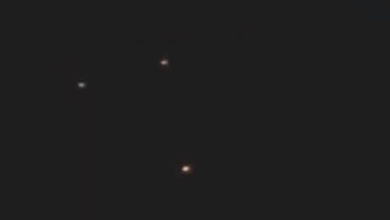 Фото - Целая флотилия светящихся НЛО отправилась в полёт по ночному небу