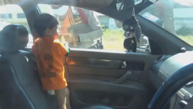 Фото - Непослушный малыш заперся в машине, но был спасён полицейскими