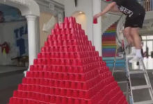 Фото - Пирамида из стаканчиков была разрушена из-за неловкости своего создателя