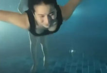 Фото - Призрачные ноги составили компанию купающейся в бассейне девушке