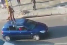 Фото - Раздевшись догола, женщина попрыгала на крыше автомобиля