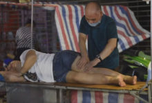 Фото - Слепые массажисты оказывают помощь людям на ночном рынке массажа