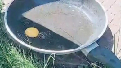 Фото - Воспользовавшись жаркой погодой, мужчина приготовил себе яичницу