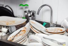 Фото - Чтобы не мыть посуду, мать большого семейства использует вместо тарелок пакеты с чипсами
