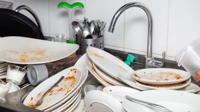 Фото - Чтобы не мыть посуду, мать большого семейства использует вместо тарелок пакеты с чипсами