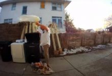 Фото - Из-за порвавшегося мешка невезучему мужчине пришлось собирать мусор руками