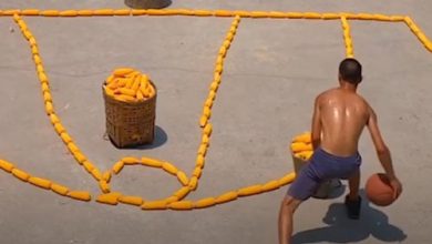 Фото - Спортсмен использовал кукурузу, чтобы сделать разметку на баскетбольной площадке