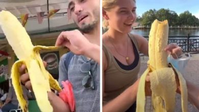 Фото - Туристы купили настолько большой банан, что на его съедение ушло два дня