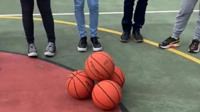 Фото - Катящиеся баскетбольные мячи, сложенные горкой, заворожили зрителей