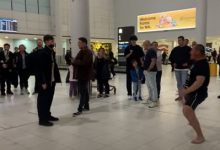 Фото - Встречая сына в аэропорту, папа исполнил ритуальный танец
