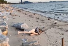 Фото - Женский «труп» на пляже оказался реалистичной куклой