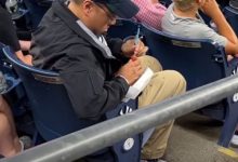 Фото - Зритель на бейсболе использовал сосиску как соломинку для пива