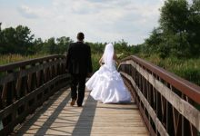 Фото - Бегуна, который пересёк мост в парке, обвинили в испорченной свадебной фотосессии