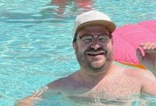 Фото - Купаясь в бассейне, мужчина повстречался со своим двойником