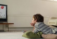 Фото - Ребёнок, которому мама не разрешает смотреть телевизор, часами смотрит его в гостях у тёти