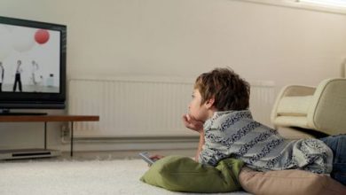 Фото - Ребёнок, которому мама не разрешает смотреть телевизор, часами смотрит его в гостях у тёти
