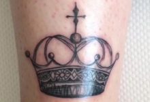Фото - Слишком детализированная татуировка в виде короны со временем расплылась