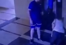 Фото - Жилец, застрявший в лифте, так разгневался, что побил лифтёра и охранника