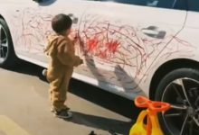 Фото - Малыш разрисовал белую машину красной помадой