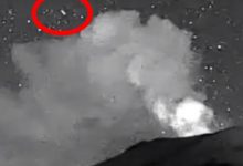Фото - Уфолог заметил загадочный летательный аппарат, влетевший в жерло вулкана