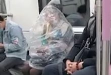 Фото - Пассажирка метро упаковалась в пластиковый мешок, чтобы съесть банан