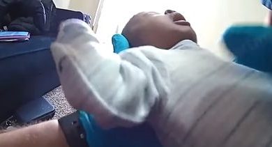 Фото - Полицейский опередил медиков и спас девочку, переставшую дышать
