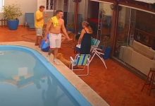 Фото - Уронив телефон в бассейн, мужчина устроил комичное шоу с нырянием